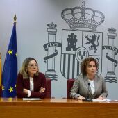 Flor Moral (i) y Beatriz Arraiz, Delega del Gobierno (d)