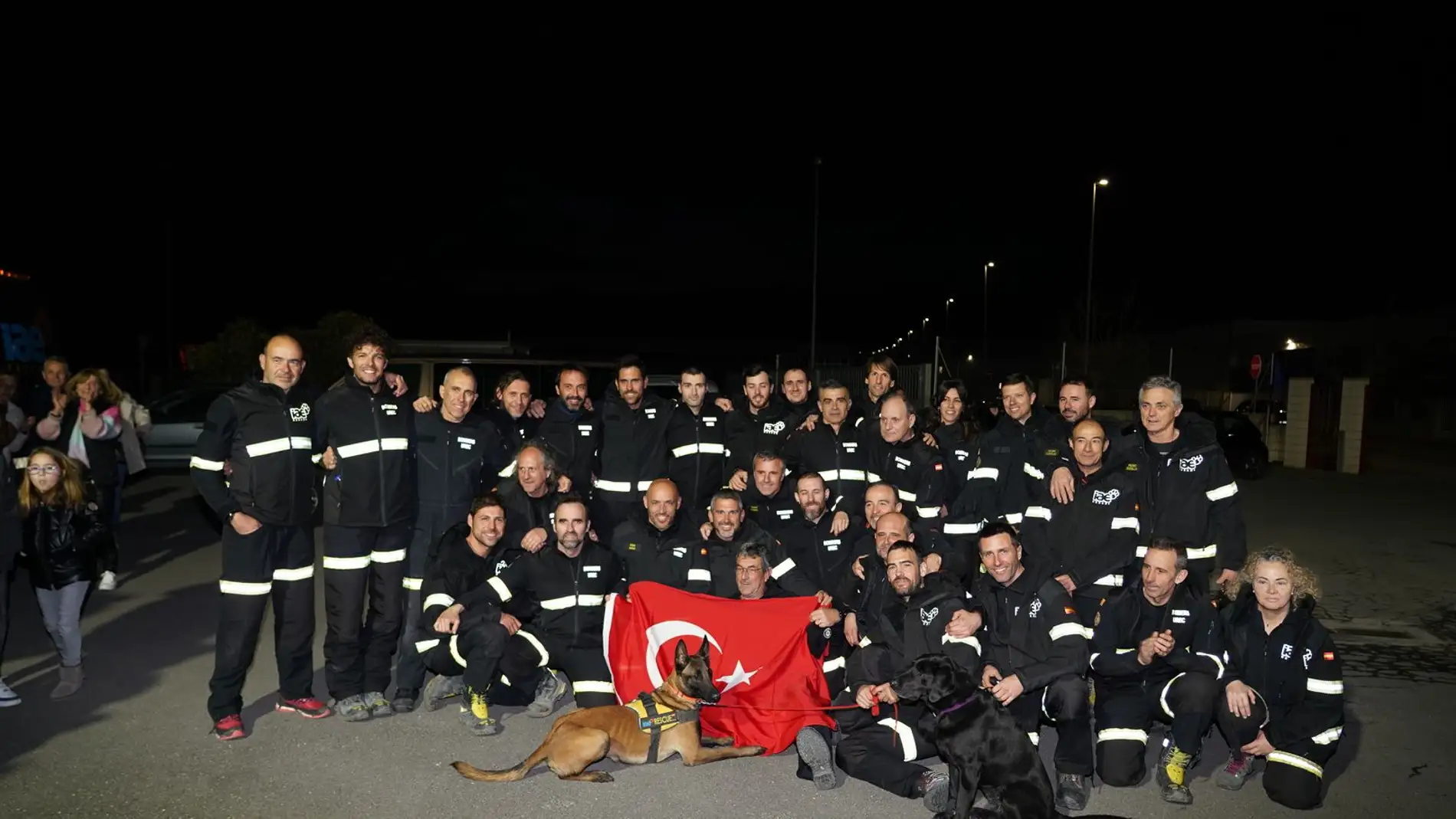 Vuelve a València el operativo de bomberos que viajó a Turquía para ayudar en los rescates tras el terremoto.