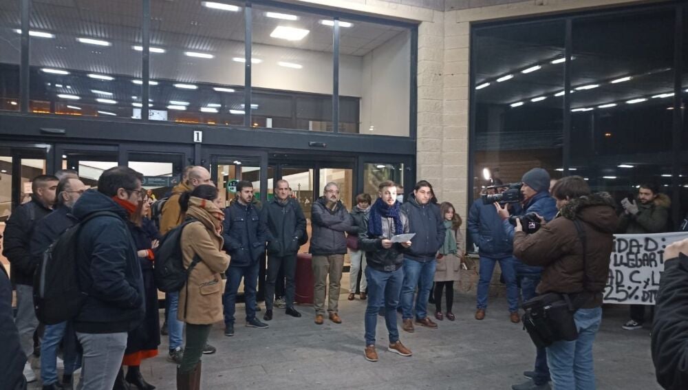 Concentración de usuarios en la estación del AVE de Ciudad Real el pasado 13 de febrero