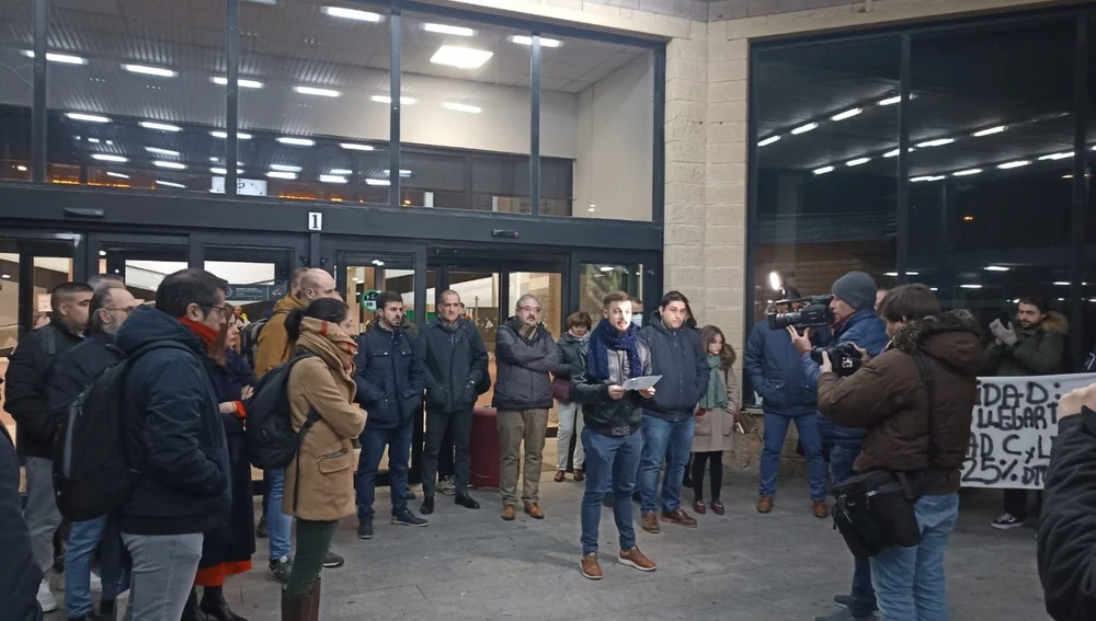 Concentración de usuarios en la estación del AVE de Ciudad Real el pasado 13 de febrero