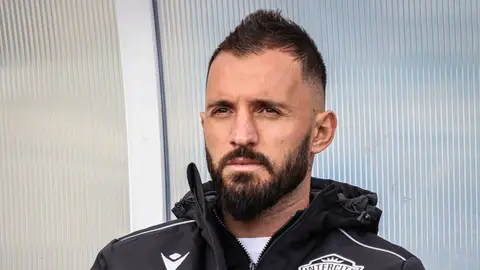 Emre Çolak, en la previa de un partido con el Intercity. Emre Çolak, en la previa de un partido con el Intercity.