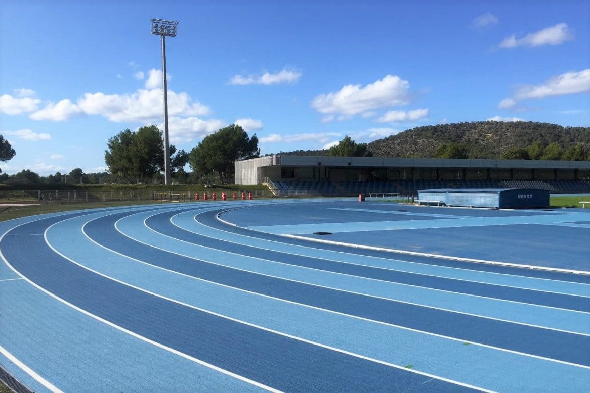 Cinco heridos al sufrir una caída desde cuatro metros en la pista de atletismo de Magaluf Cinco heridos al sufrir una caída desde cuatro metros en la pista de atletismo de Magaluf