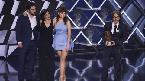 León Siminiani recoge el Goya al Mejor Cortometraje de Ficción El director y productores del cortometraje, recogiendo el premio