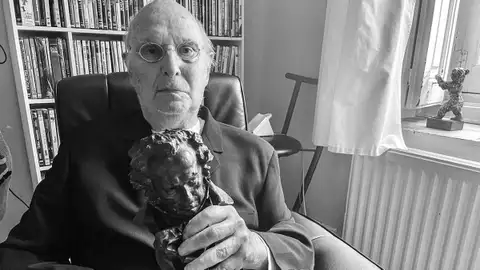Carlos Saura en su casa con el Goya de Honor 2023 Carlos Saura en su casa con el Goya de Honor 2023
