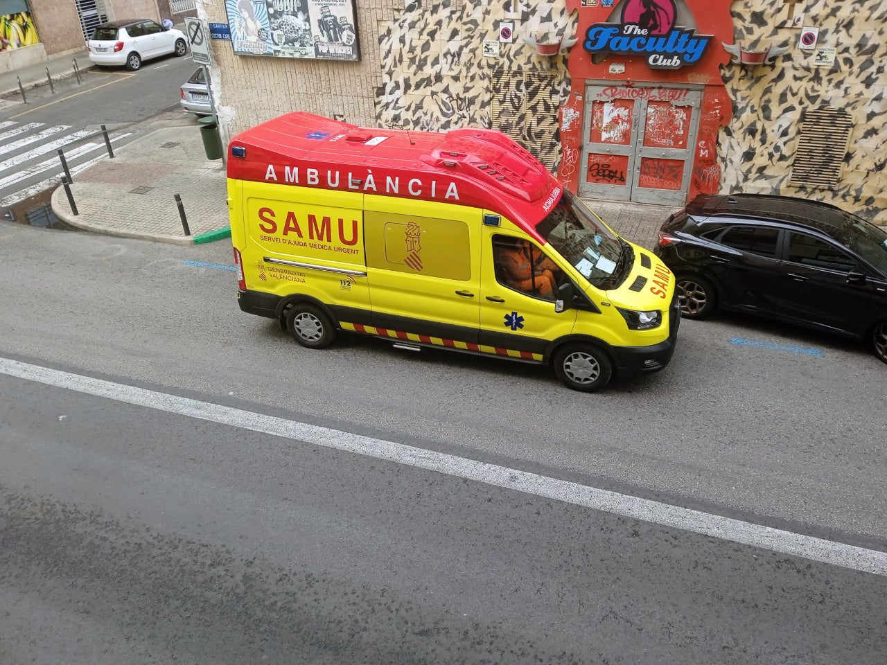 Un hombre resulta herido en Elche al caer desde un primer piso cuando limpiaba cristales Un hombre resulta herido en Elche al caer desde un primer piso cuando limpiaba cristales