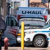 Oficiales de la Policía de la ciudad de Nueva York inspeccionan en la escena de un accidente, donde un camión de mudanzas de la compañía U-haul fue detenido, después de atropellar a varios peatones, en el distrito de Brooklyn, en Nueva York