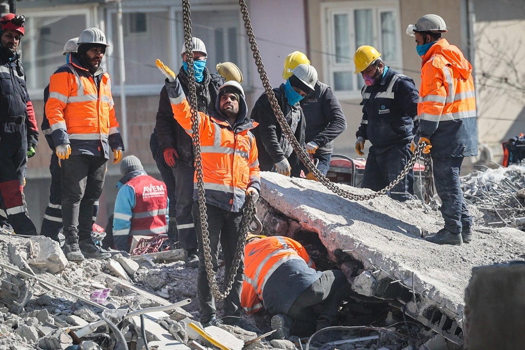 Los servicios de emergencia siguen rescatando a personas con vida una semana después del terremoto en Turquía Los servicios de emergencia siguen rescatando a personas con vida una semana después del terremoto en Turquía