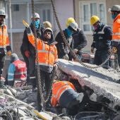 Los servicios de emergencia siguen rescatando a personas con vida una semana después del terremoto en Turquía