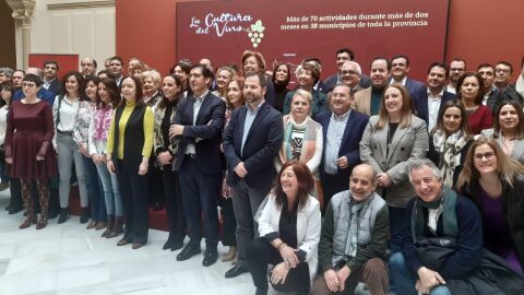 Foto de familia tras la presentación de la programa de &quot;La Cultura del Vino&quot;