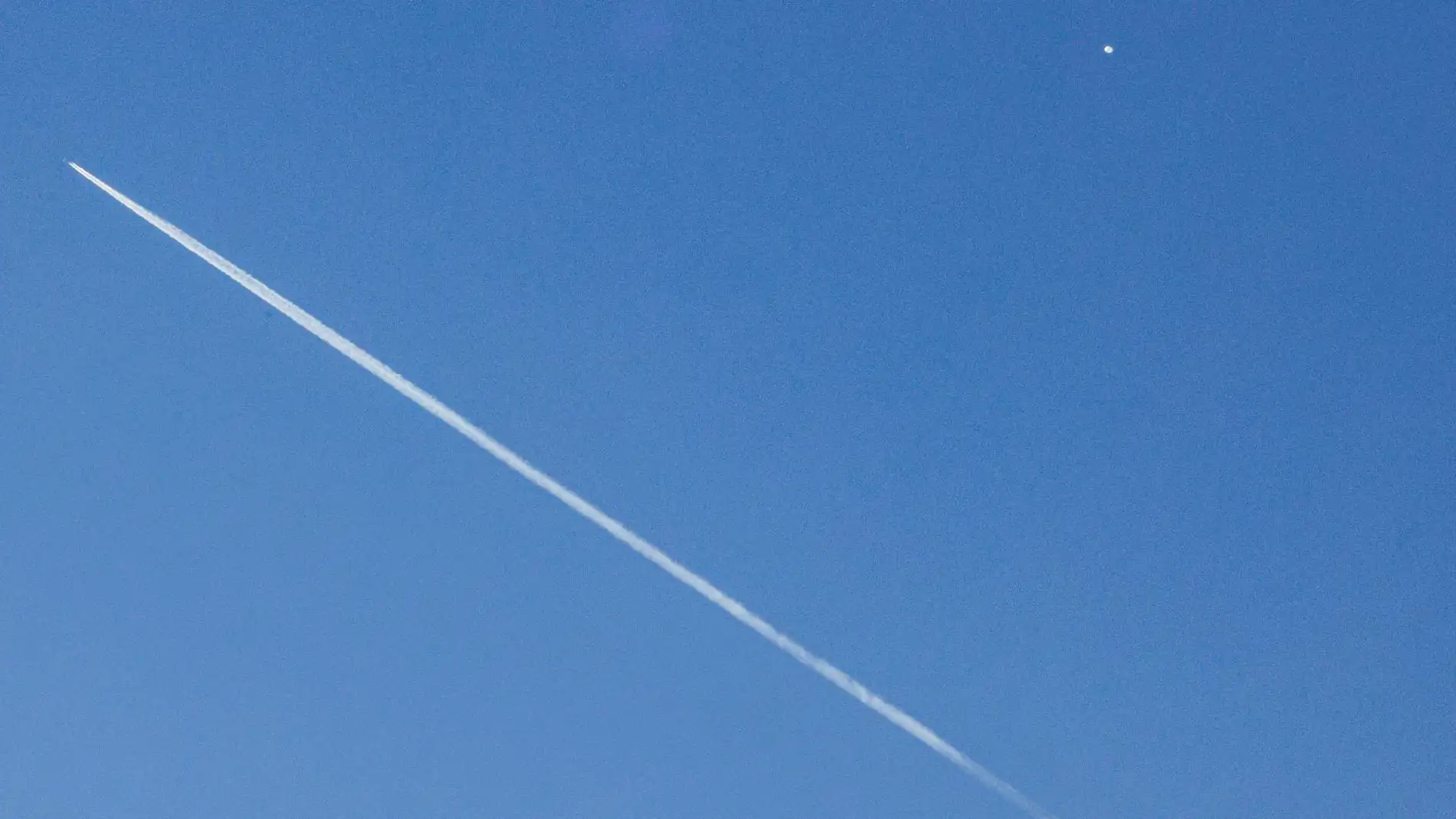 Un avión comercial (i) vuela por debajo del "globo espía" (d) detectado en el espacio aéreo estadounidense