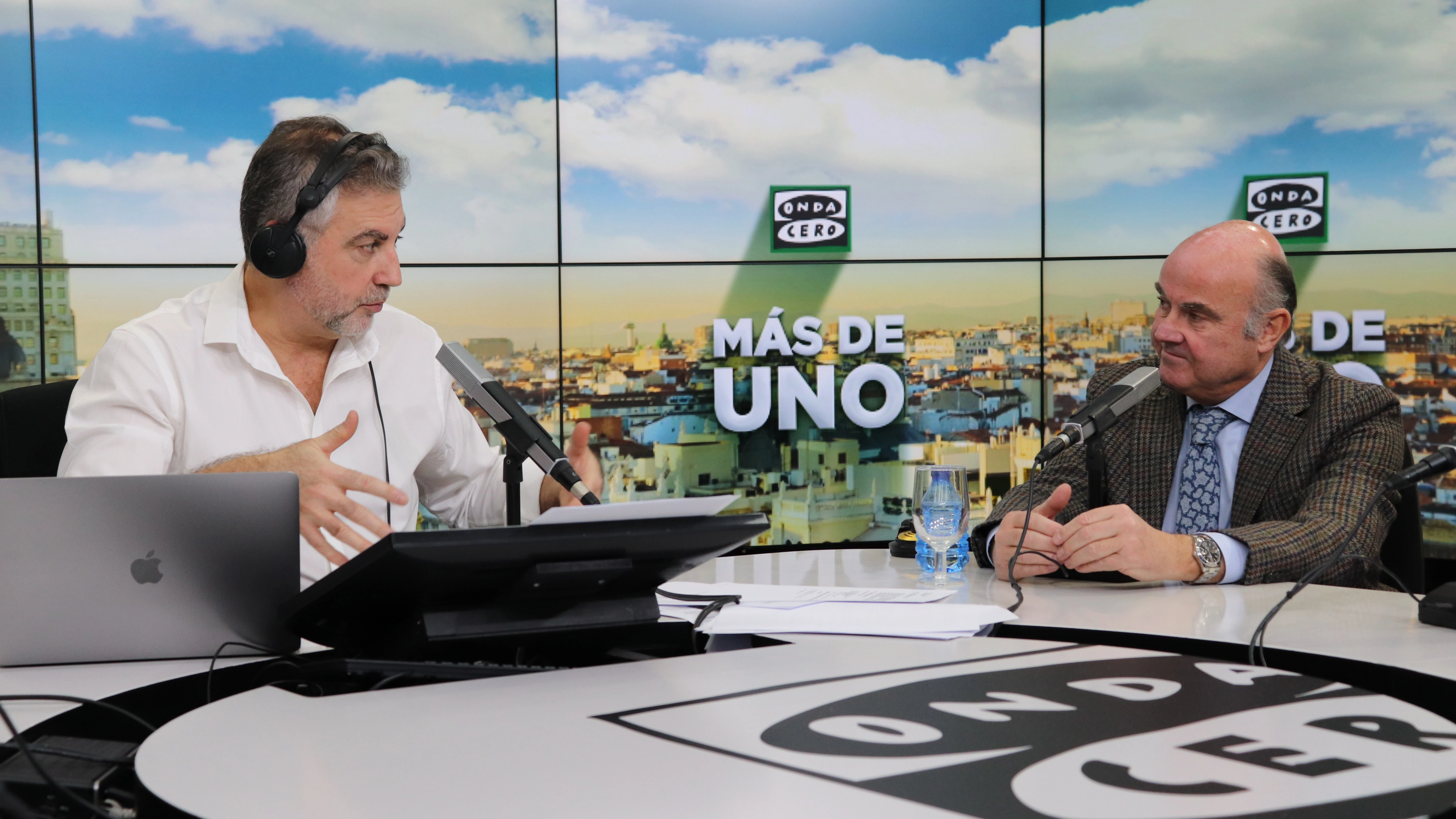 Luis de Guindos durante su entrevista con Carlos Alsina en 'M&aacute;s de uno'