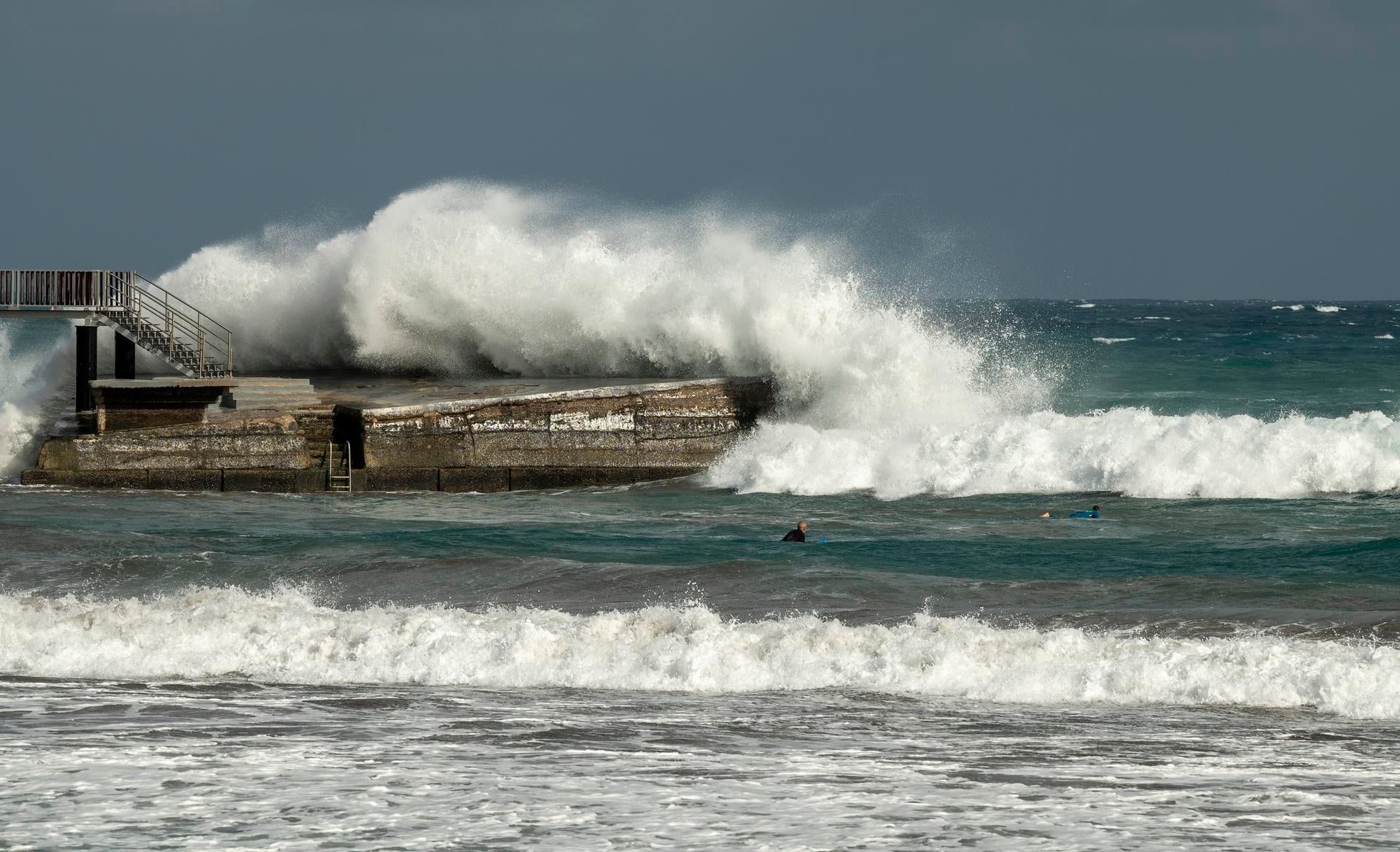 Aviso naranja este lunes en Cádiz, Granada y Málaga y amarillo en Almería por oleaje Aviso naranja este lunes en Cádiz, Granada y Málaga y amarillo en Almería por oleaje