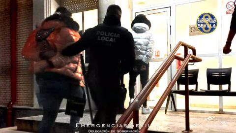 Agentes de la Policía Local llevando a dependencias policiales a los detenidos 