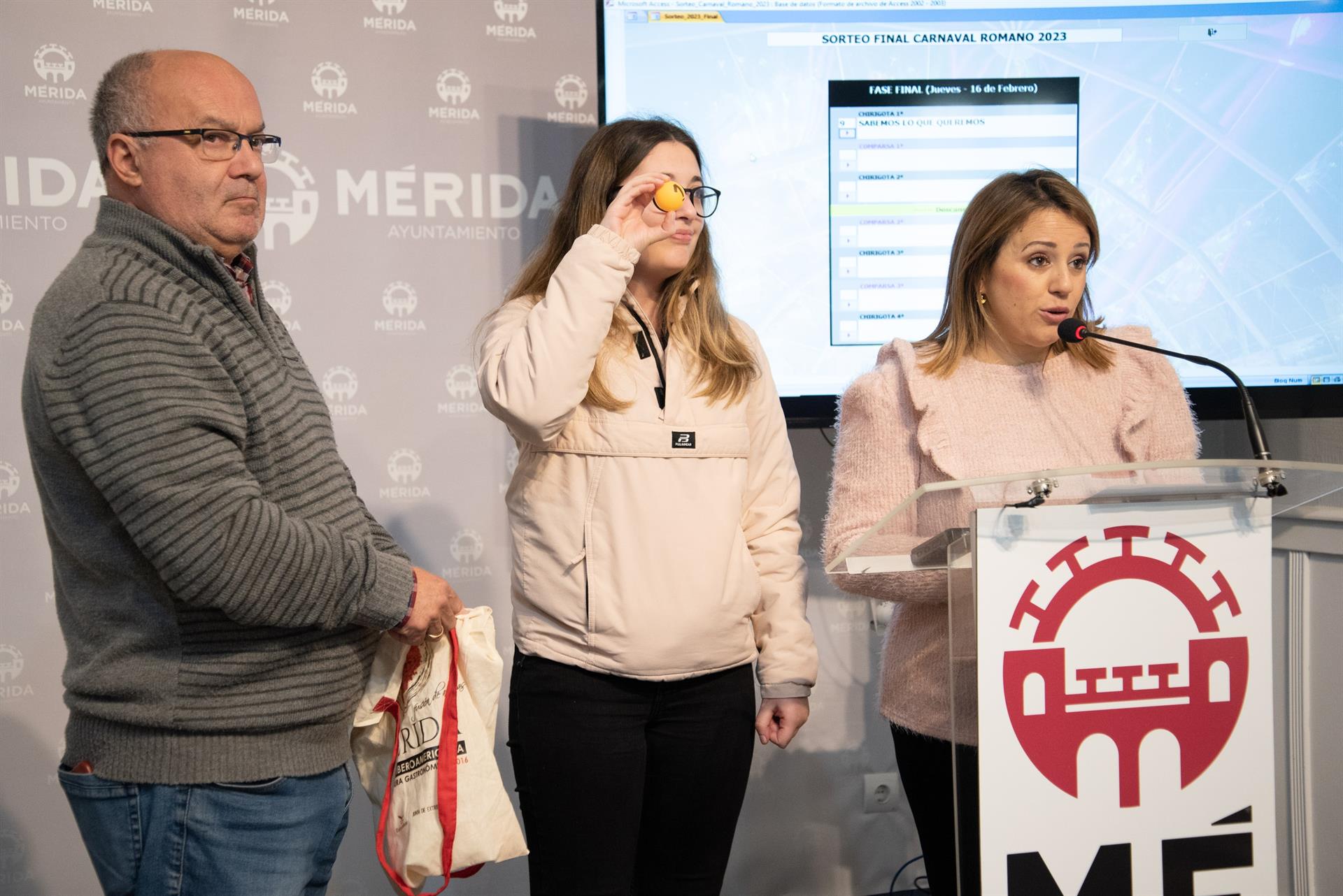 La chirigota 'Sabemos lo que queremos' abre la final del Concurso de Agrupaciones del Carnaval Romano de Mérida La chirigota 'Sabemos lo que queremos' abre la final del Concurso de Agrupaciones del Carnaval Romano de Mérida