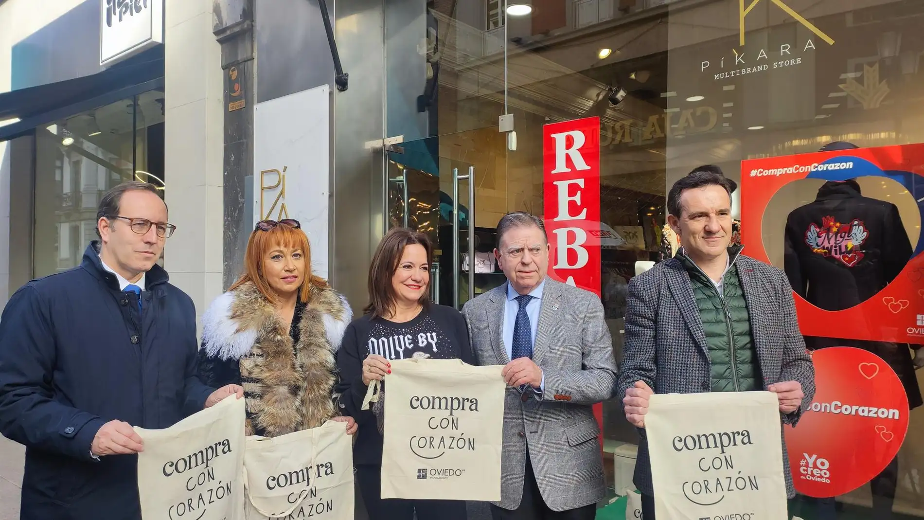 El alcalde de Oviedo, Alfredo Canteli, y los concejales Marios Arias y Javier Cuesta en la presentación de la campaña de comercio local con motivo de 'San Valentín' ante la tienda de moda 'Pikara' - EUROPA PRESS