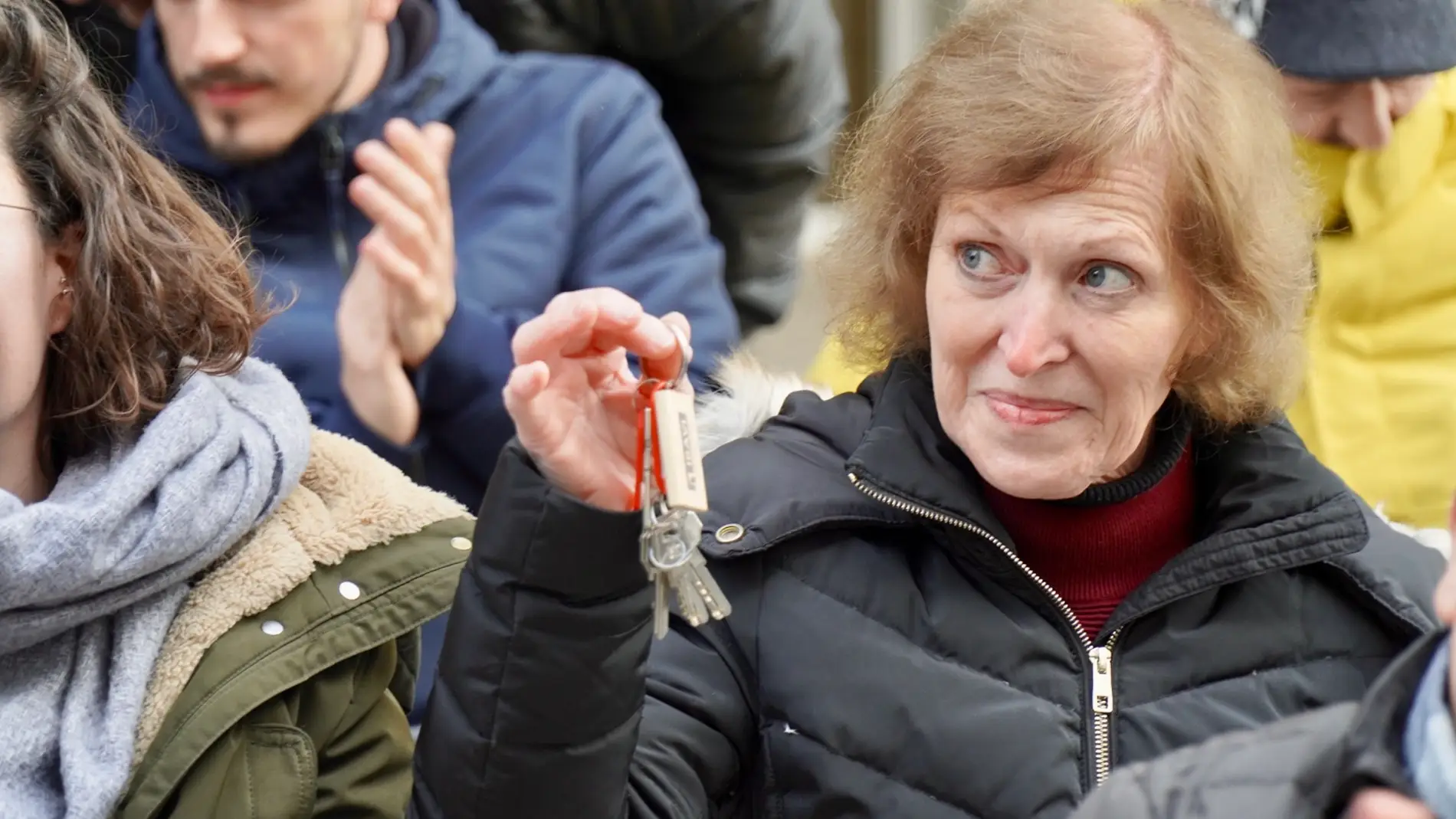 Una mujer recibe las llaves de una vivienda de protección oficial. 