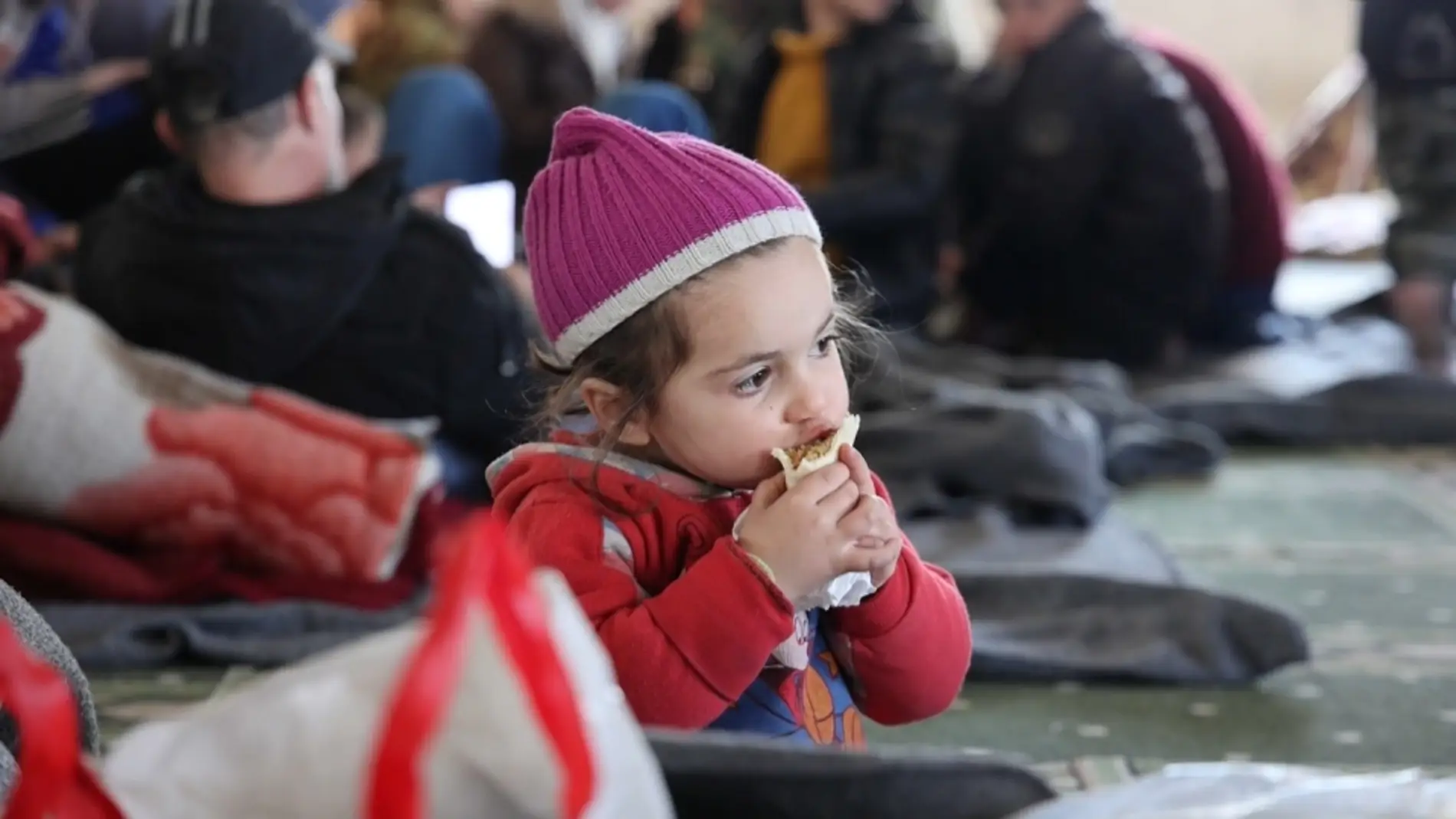 El Programa Mundial de Alimentos distribuye comida caliente a los desplazados por el terremoto/Reuters