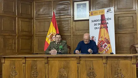 El subdelegado de Defensa en Cuenca, el coronel Antón, junto al historiador y cronista oficial de Cuenca, Miguel Romero El subdelegado de Defensa en Cuenca, el coronel Antón, junto al historiador y cronista oficial de Cuenca, Miguel Romero