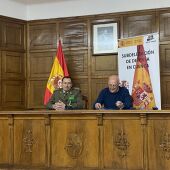 El subdelegado de Defensa en Cuenca, el coronel Antón, junto al historiador y cronista oficial de Cuenca, Miguel Romero