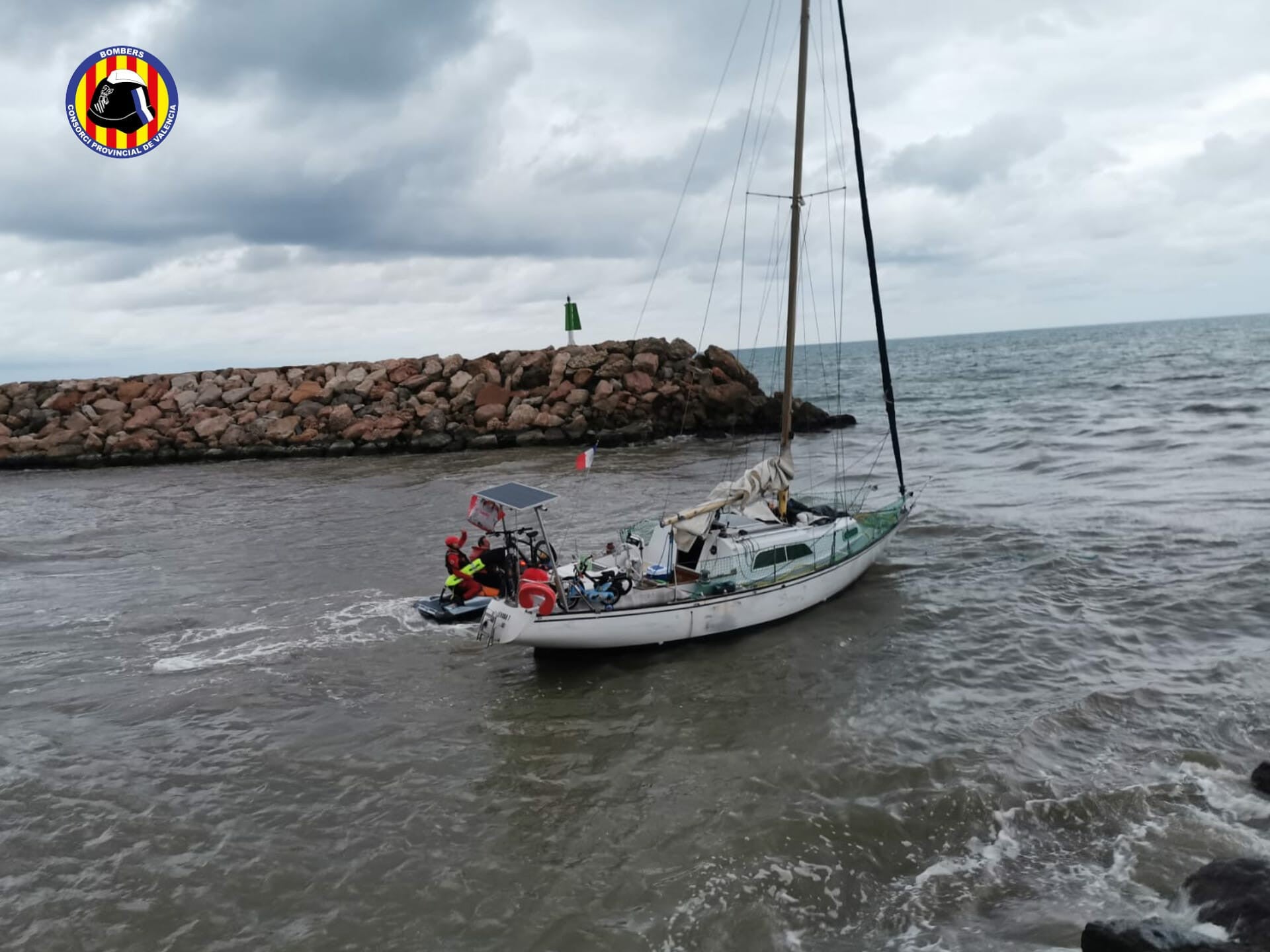 Rescatadas 3 personas al encallar su embarcación frente a El Perelló Rescatadas 3 personas al encallar su embarcación frente a El Perelló