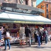 Els quioscos de Barcelona podran servir cafè i menjar