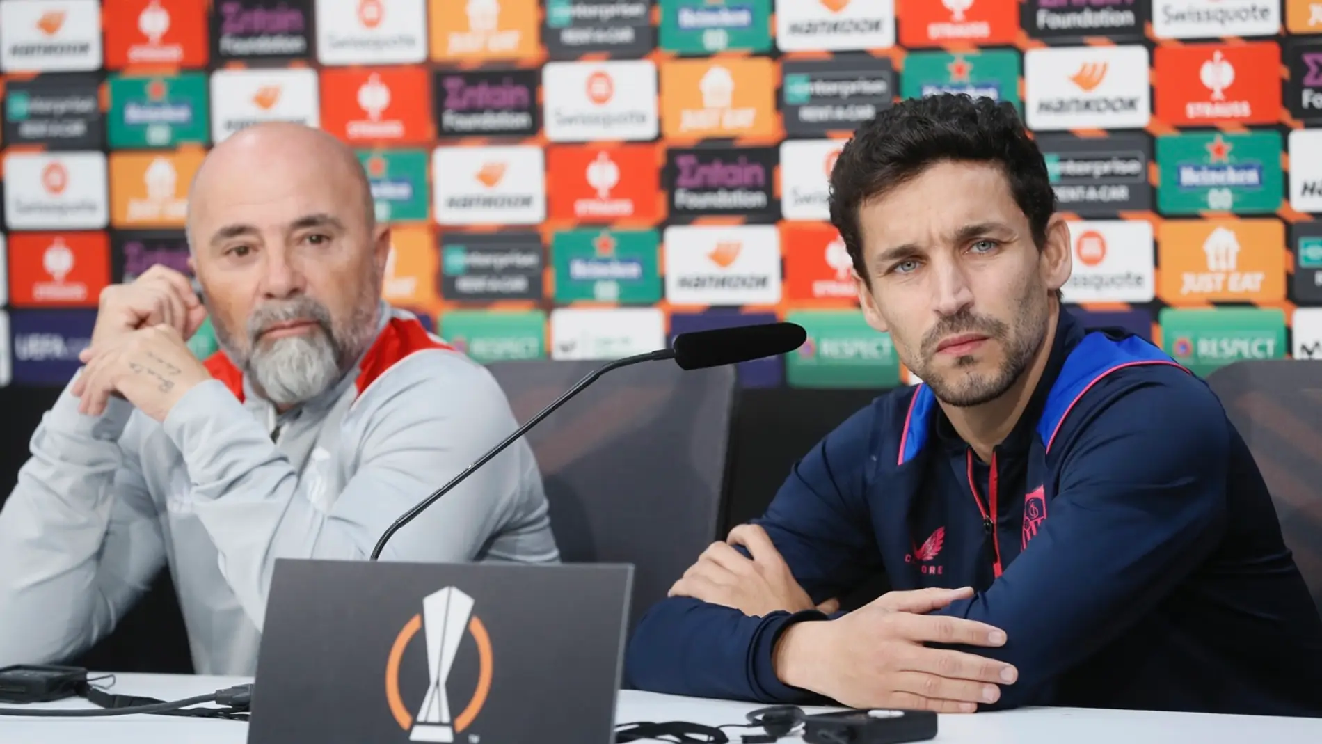 Sampaoli y Jesús Navas en la sala de prensa ante de su partido de Liga Europa ante el PSV
