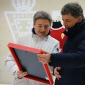 Agustín Ramos, presidente del Real Murcia, entrega un obsequio al presidente del Nastic de Tarragona, Jose M Andreu Prats. Febrero 2023