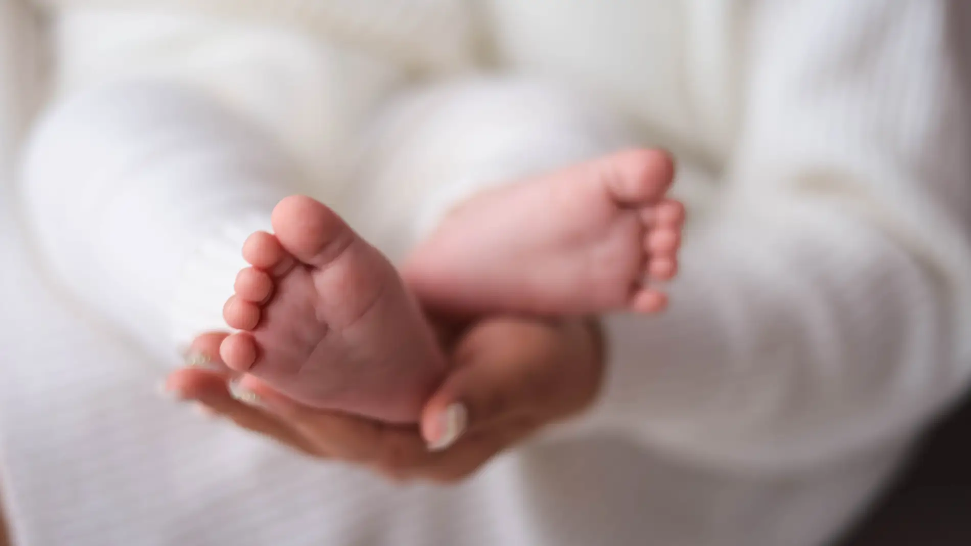 Imagen de archivo de los pies de un bebé.