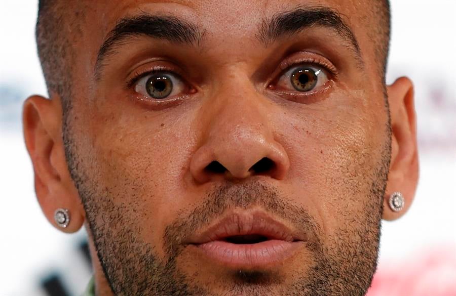 Una camara grabó a Dani Alves ignorando a la víctima mientras lloraba a la salida de la discoteca tras la presunta violación Una camara grabó a Dani Alves ignorando a la víctima mientras lloraba a la salida de la discoteca tras la presunta violación