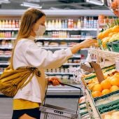 Alimentos en un supermercado en una imagen de archivo