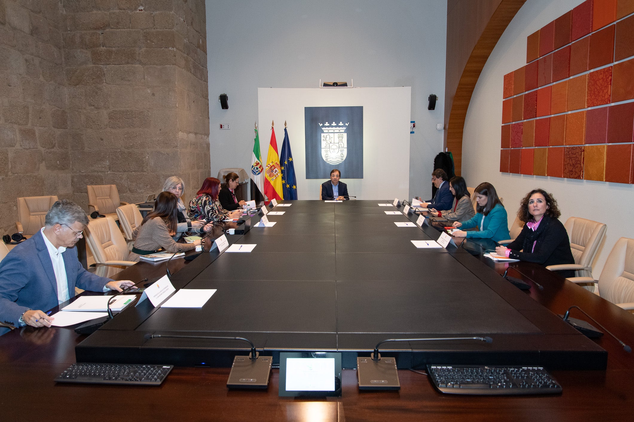 La Junta de Extremadura defiende su modelo de sanidad, el que más invierte en atención primaria del país La Junta de Extremadura defiende su modelo de sanidad, el que más invierte en atención primaria del país
