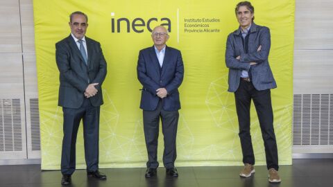 Joaqu&iacute;n Rocamora, en el centro de la imagen, cuando dej&oacute; la presidencia de INECA