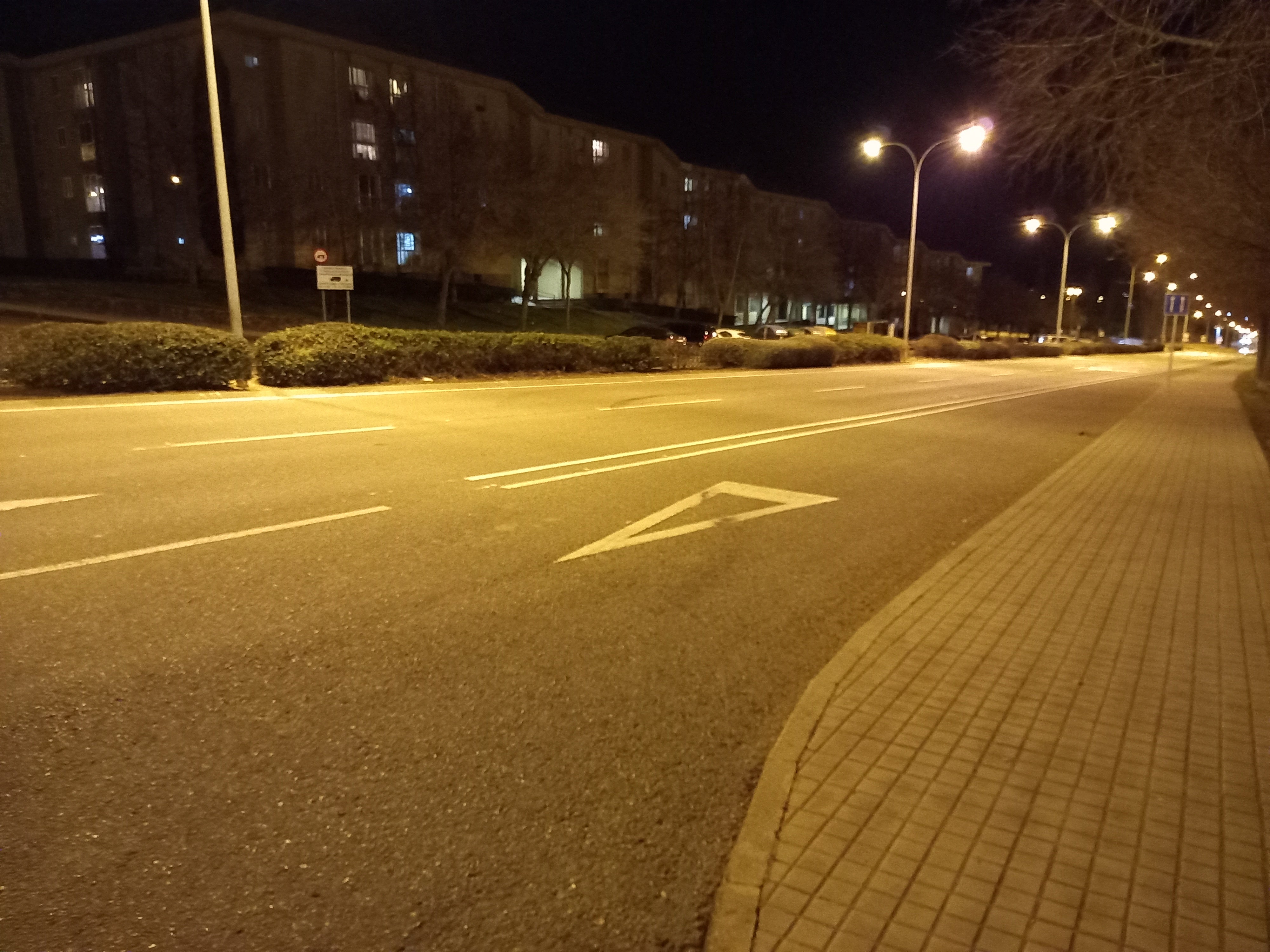 El nuevo carril bici de Nueva Segovia obliga a los vehículos a saltarse una doble línea continua al incorporarse El nuevo carril bici de Nueva Segovia obliga a los vehículos a saltarse una doble línea continua al incorporarse