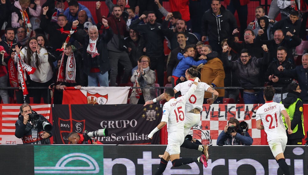 Los jugadores del Sevilla celebran un gol ante el PSV
