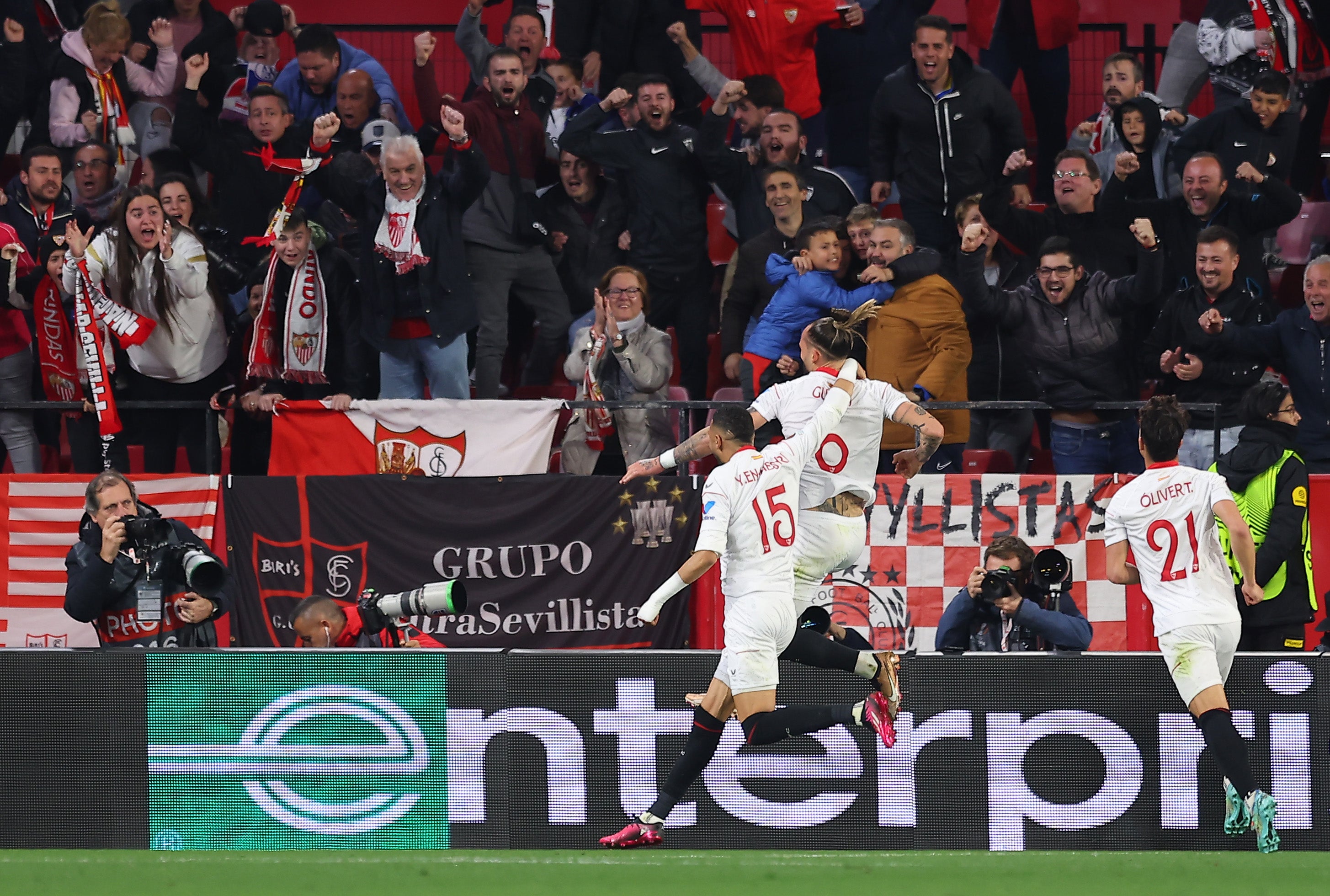 El Sevilla resurge en su torneo fetiche y pone pie y medio en octavos El Sevilla resurge en su torneo fetiche y pone pie y medio en octavos