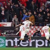 Los jugadores del Sevilla celebran un gol ante el PSV