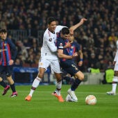 Lewandowski y Varane luchan por un balón en el Barça - Manchester United
