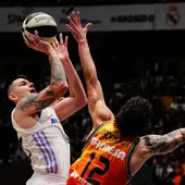 Gabriel Deck se dispone a lanzar ante el escolta montenegrino del Valencia Basket, Jonah Radebaugh. Gabriel Deck se dispone a lanzar ante el escolta montenegrino del Valencia Basket, Jonah Radebaugh.