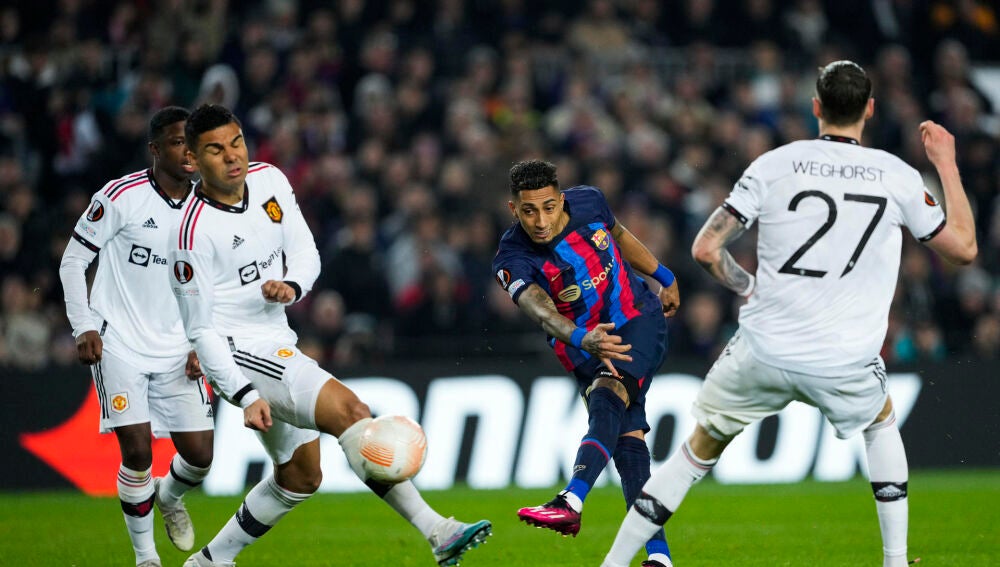 Raphinha dispara en el partido ante el Manchester United.