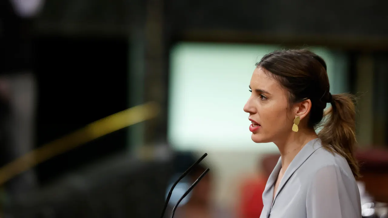 La ministra de Igualdad, Irene Montero, interviene en el pleno del Congreso