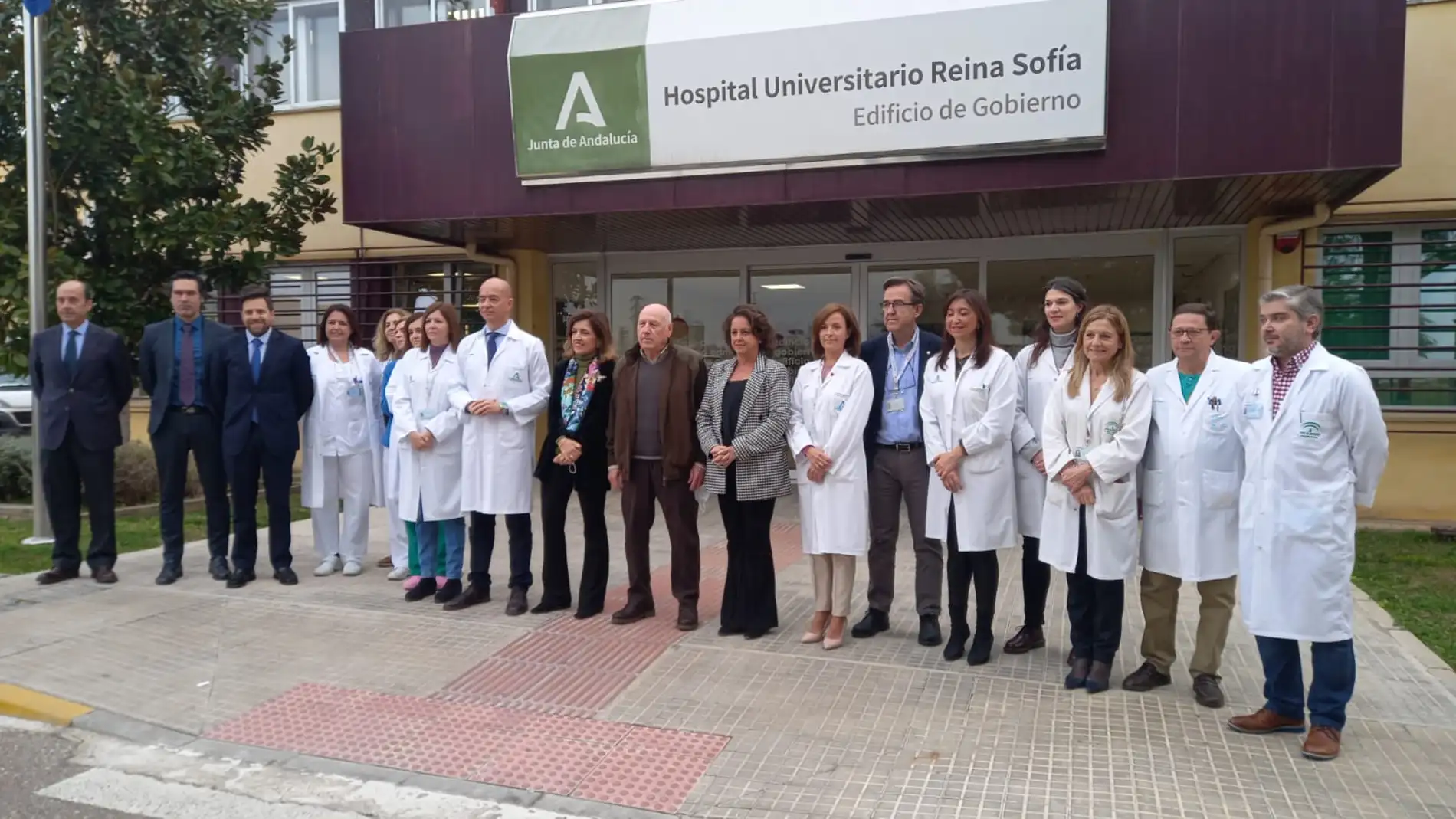 El Hospital Reina Sofía cuenta con el único equipo en Andalucía para tratar el temblor en pacientes de Parkinson