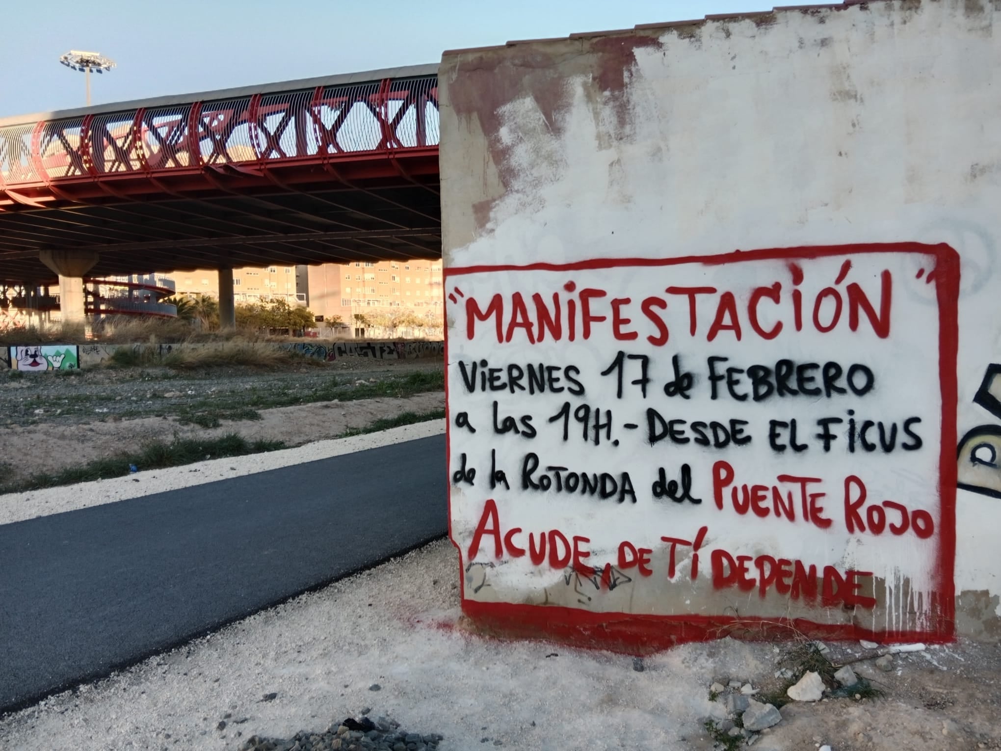 'Vecindario por un Parque Central' no renuncia a su objetivo pese a las mejoras en la zona y se manifiestan junto al Puente Rojo de Alicante 'Vecindario por un Parque Central' no renuncia a su objetivo pese a las mejoras en la zona y se manifiestan junto al Puente Rojo de Alicante