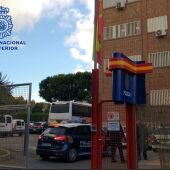 Llegada del detenido en un vehículo policial a la Comisaría de Almería