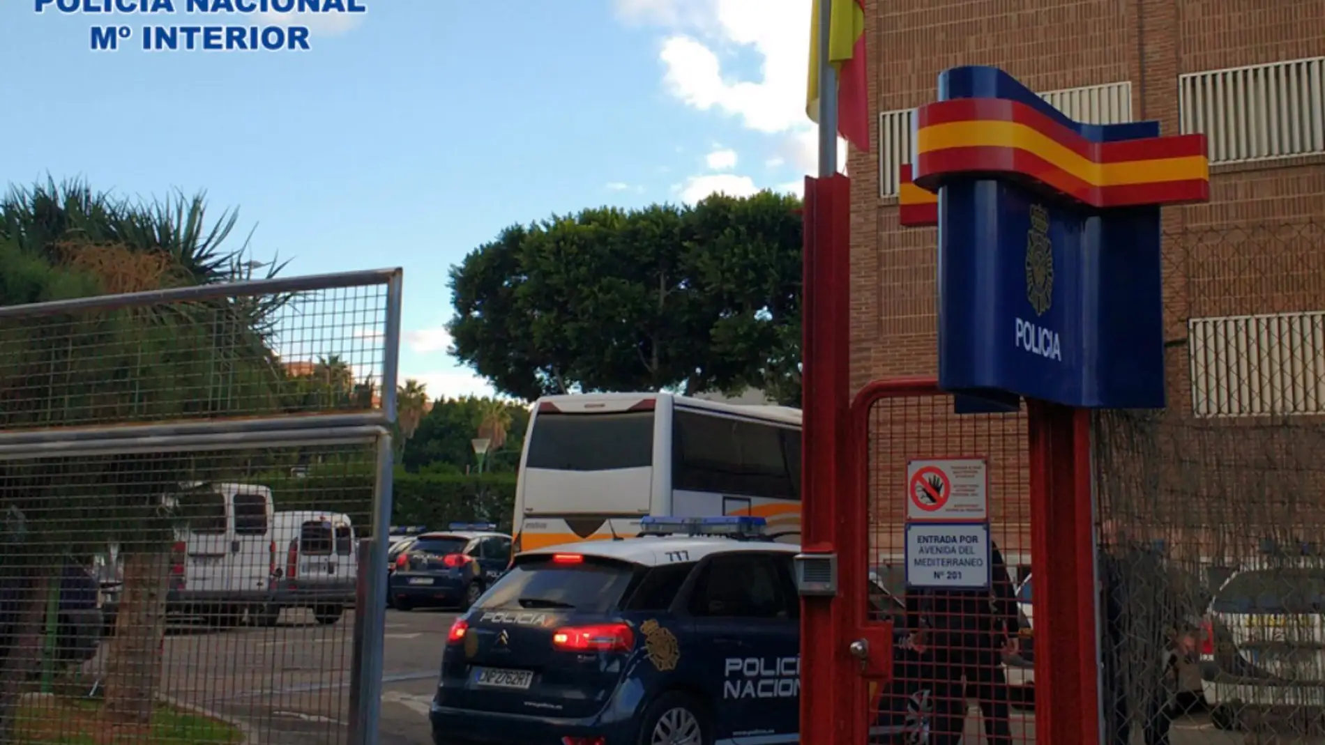 Llegada del detenido en un vehículo policial a la Comisaría de Almería
