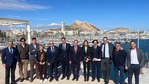 La Cámara de Comercio de Alicante y el Campus Cámara School se mudan al Panoramis Representantes de la Cámara de Comercio en su nuevo emplazamiento