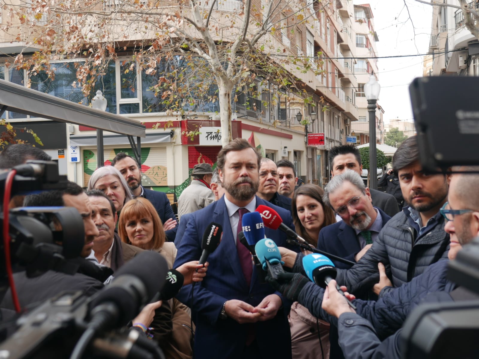 Iván Espinosa de los Monteros (VOX) visita Elche y compromete una “reindustrialización” para “facilitar la vida" a quienes "creen en la industria” Iván Espinosa de los Monteros (VOX) visita Elche y compromete una “reindustrialización” para “facilitar la vida" a quienes "creen en la industria”