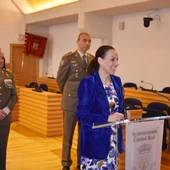 Eva Masías y los responsables de la Subdelegación de Defensa y de la Base de Helicópteros de Almagro Eva Masías y los responsables de la Subdelegación de Defensa y de la Base de Helicópteros de Almagro
