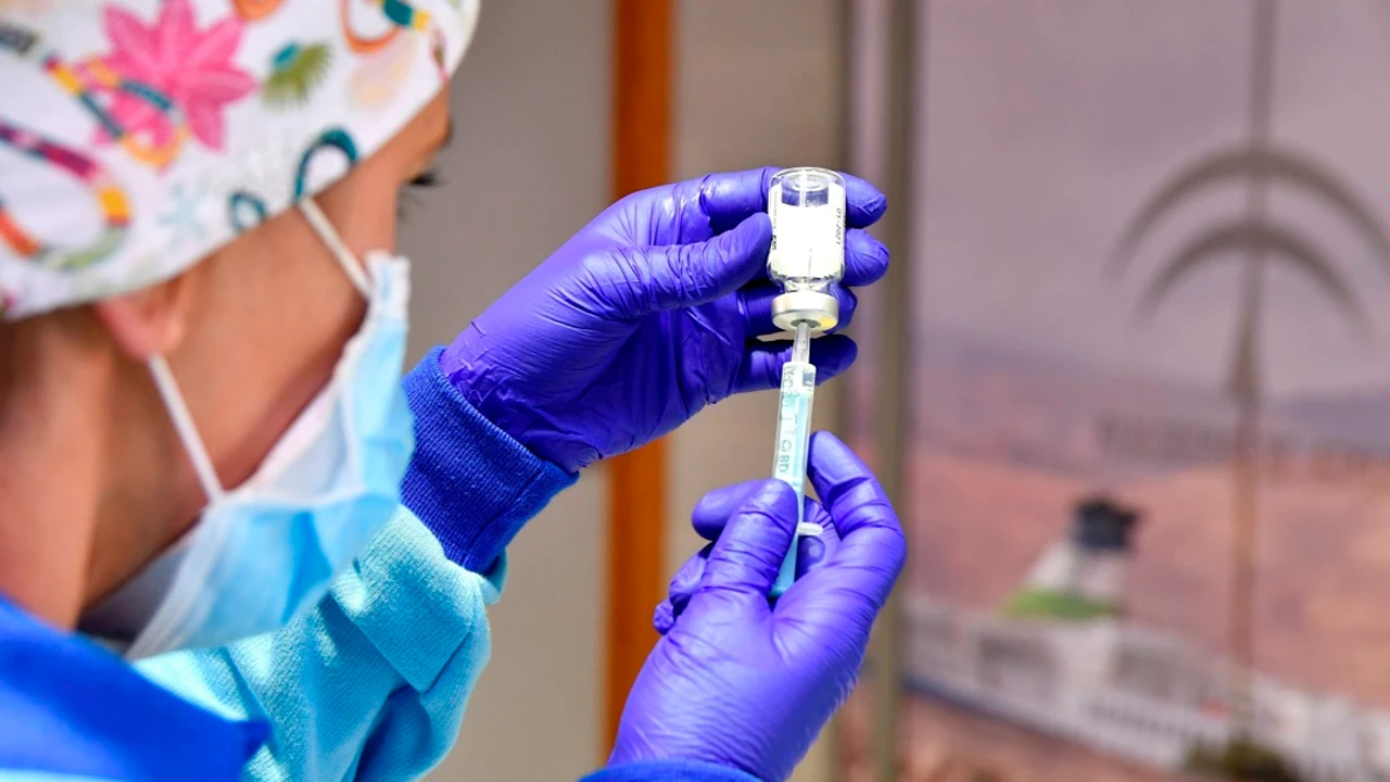 Una sanitaria prepara una vacuna contra el Covid-19