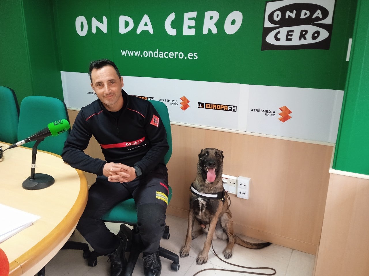 Antonio Requena (bombero): "Todavía hay posibilidad de encontrar supervivientes" Antonio Requena (bombero): "Todavía hay posibilidad de encontrar supervivientes"