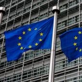 Banderas europeas ondean frente a la sede de la Comisión Europea en Bruselas el 20 de julio de 2022